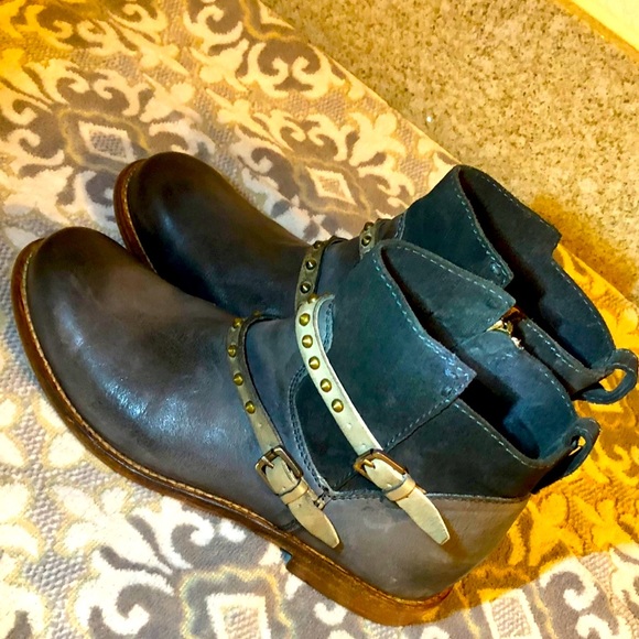 Booties by Alberto Fermani - Picture 1 of 3